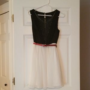 Sleeveless swing chiffon dress